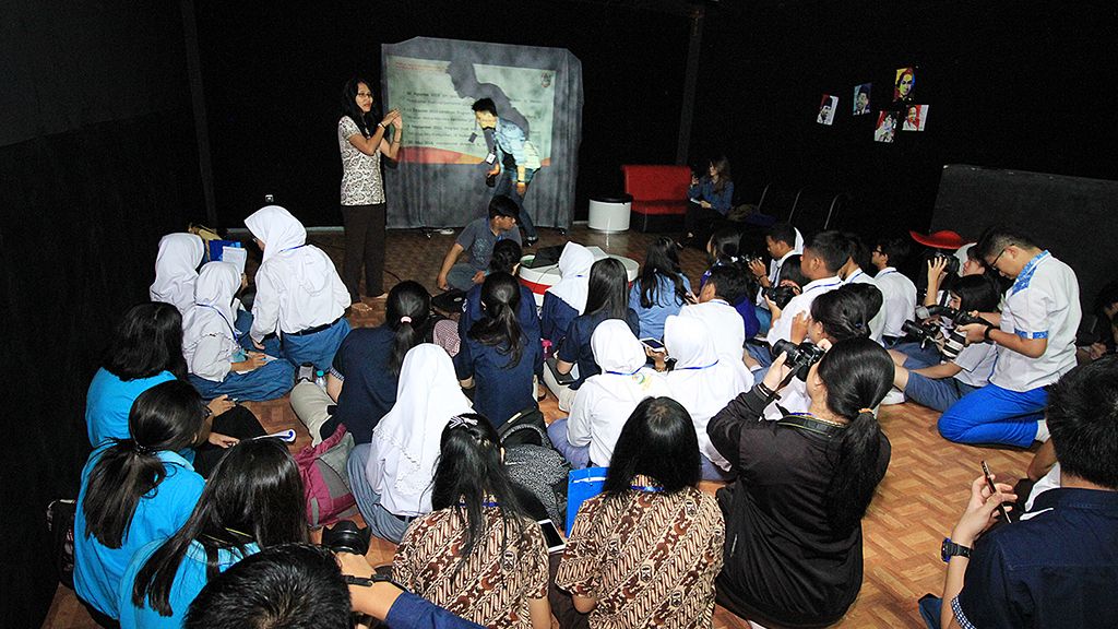 Peserta Youth Culture 2018 menerima materi untuk bahan artikel di koran,  di Universitas Katolik Widya Mandala, Surabaya,  Senin (26/2).