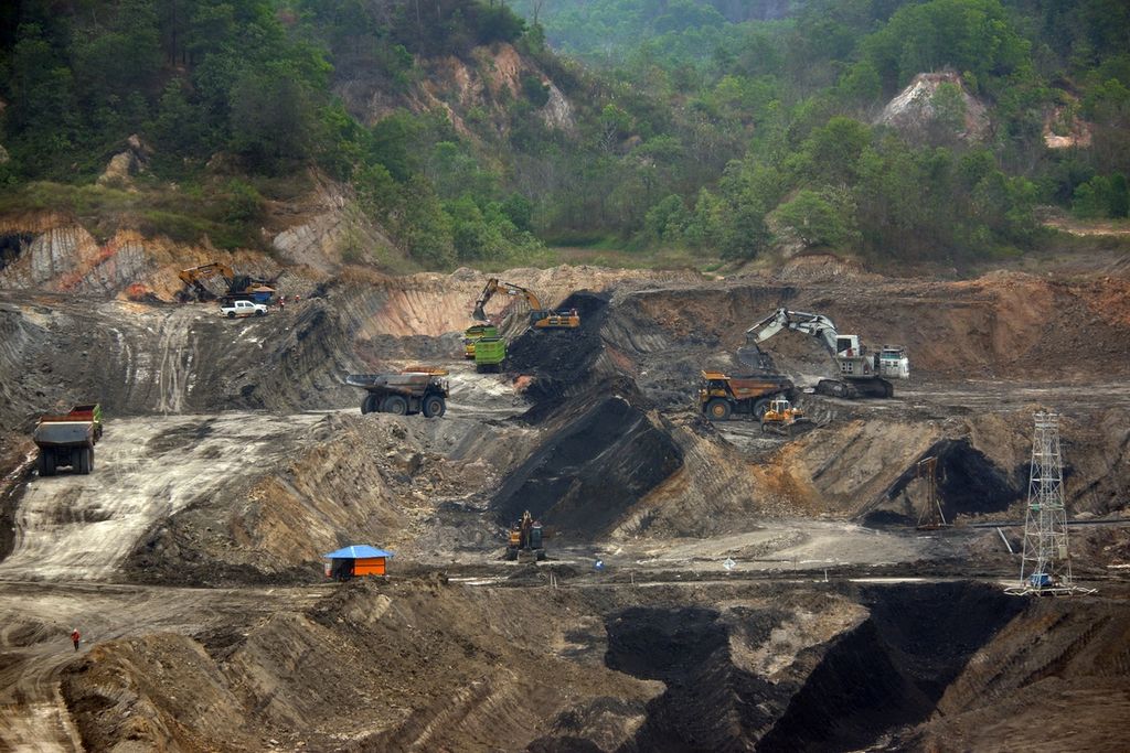 Tampak <i>dump truck</i> (warna hijau) tengah dimuati batubara di pertambangan batubara Asam-Asam milik PT Arutmin Indonesia di Kabupaten Tanah Laut, Kalimantan Selatan, Selasa (24/10/2023). Tambang Asam-Asam memproduksi sekitar 3,2 juta ton batubara per tahun, yang sebagian di antaranya dipasok langsung ke Pembangkit Listrik Tenaga Uap Asam-Asam, Tanah Laut.