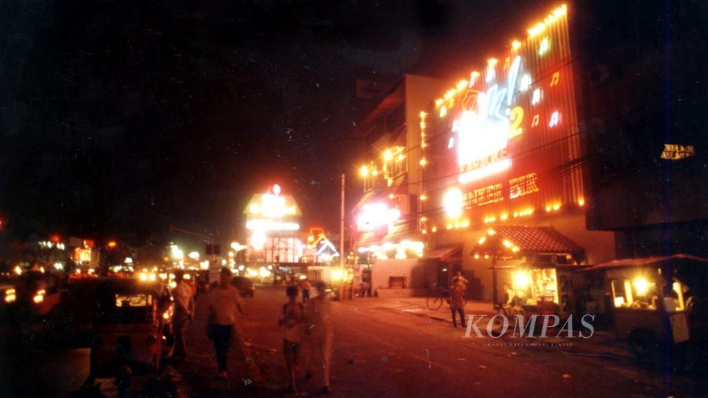(Ilustrasi) Gemerlap lampu yang identik dengan hiburan malam tersaji di sepanjang Jalan Mangga Besar Raya (22/2/2018). Puluhan panti pijat tradisional, kelab malam, rumah makan, dan karaoke menjadi ciri kawasan itu.