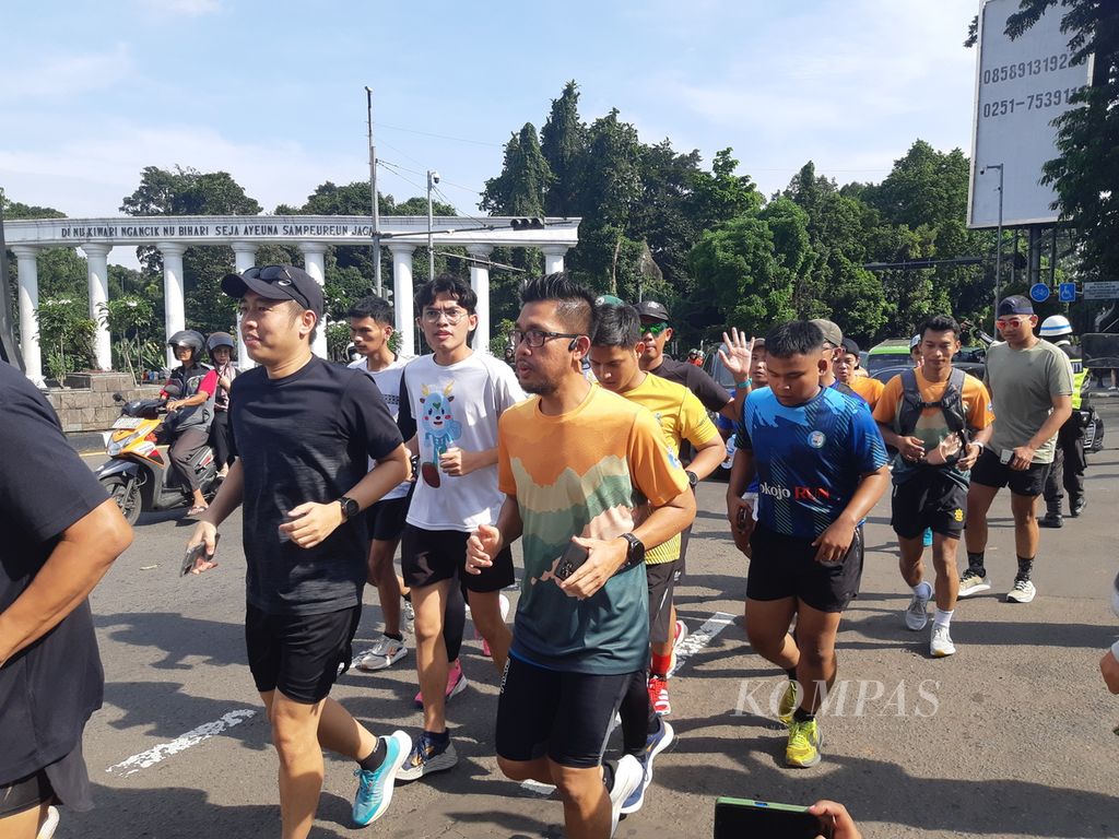 Sejumlah pelari dari beragam komunitas lari di Jawa Barat berkumpul di Tugu Kujang, Kota Bogor, Minggu (28/4/2024). Mereka datang untuk menemui Wali Kota Bogor periode 2014-2024, Bima Arya, untuk menyampaikan sejumlah aspirasi.