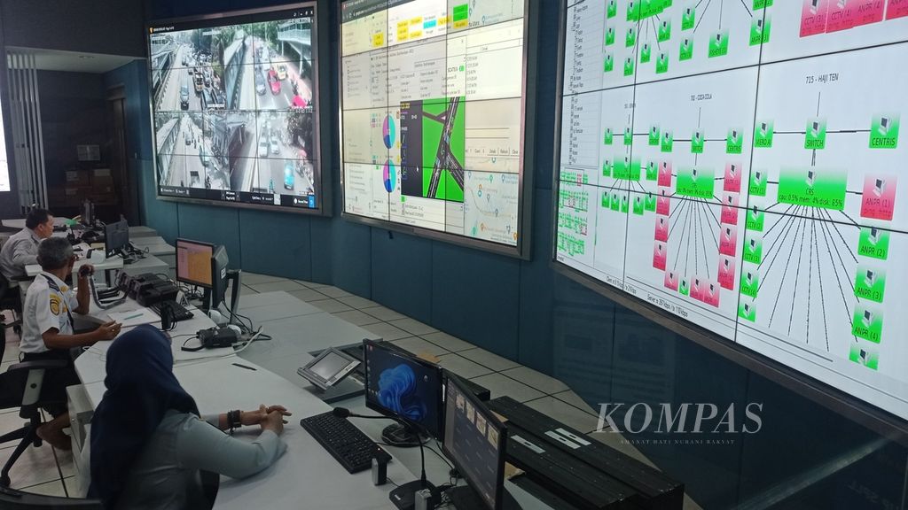 Petugas kontrol memantau lalu lintas dari Network Operation Centre Intelligent Transport System Traffic Light di Jakarta, Selasa (4/7/2023).