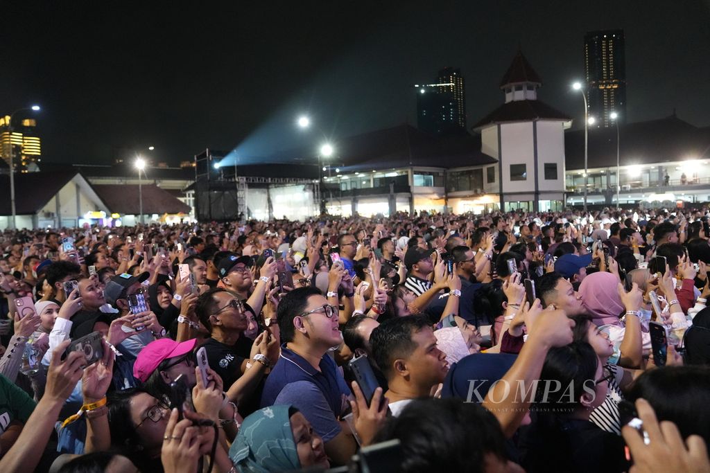 Kerumunan penonton menikmati aksi panggung Ronan Keating dalam The 90s Festival di Gambir Expo, Kemayoran, Jakarta Pusat, Sabtu (10/8/2024). 