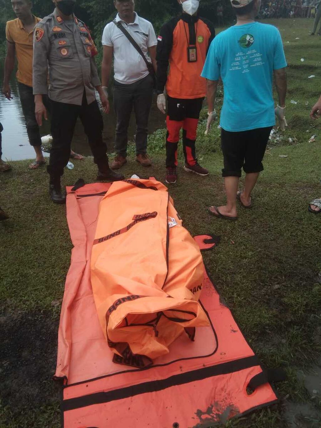 Kantong berisi jasad S seusai dievakuasi dari Danau Gawir, Legok, Kabupaten Tangerang, Selasa (31/5/2022) siang. S merupakan korban pembunuhan bermotif perampokan yang dilakukan dua pelaku.