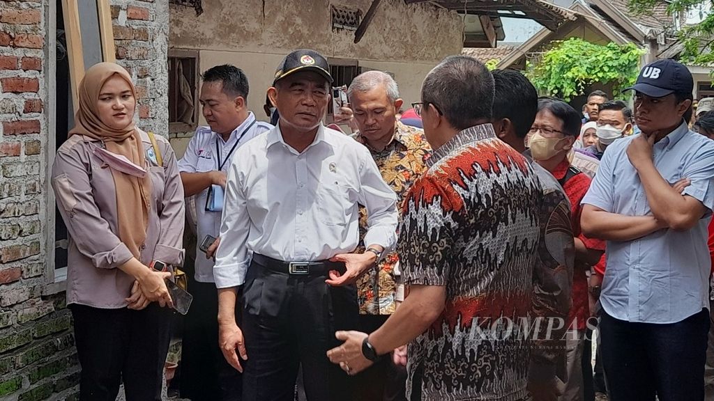 Menteri Koordinator Bidang Pembangunan Manusia dan Kebudayaan Muhadjir Effendy (kedua dari kiri) di sela inspeksi tengkes dan mengecek penanganan kemiskinan ekstrem di Kabupaten Malang, Jawa Timur, Minggu (29/1/2023).