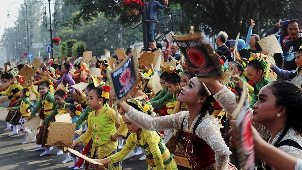 Penari cilik ikut memeriahkan Hari Tari Sedunia di Kota Bandung, Jawa Barat, Minggu (28/4/2019). Sekitar 4.000 penari dari 16 kabupaten/kota di Jabar menarikan Ronggeng Geber dalam kegiatan itu. Kegiatan juga untuk memperkenalkan kekayaan budaya bangsa.