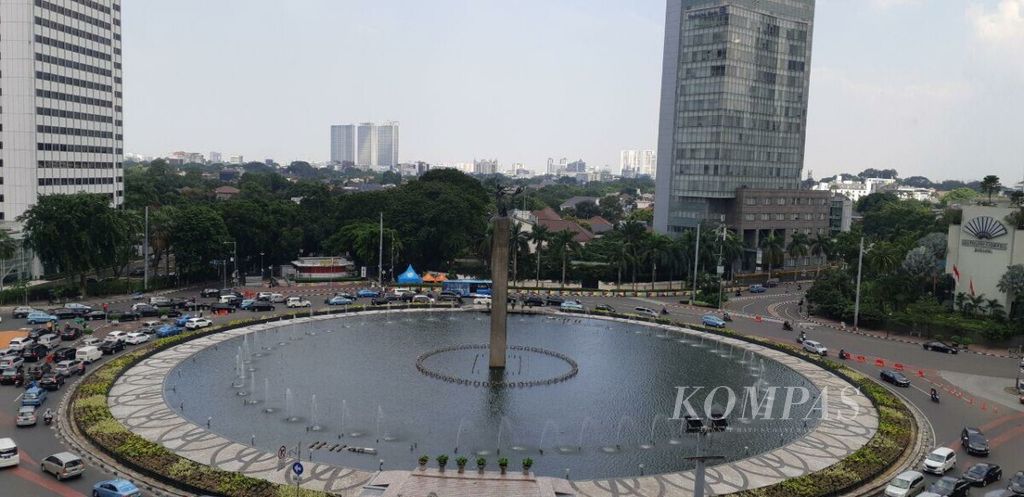 Bundaran Hotel Indonesia dan patung Selamat Datang terlihat dari balik kaca kamar hotel, Kamis (7/2/2019).