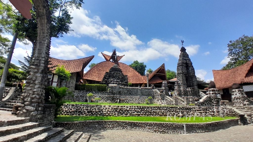 Suasana Gereja Katolik Santa Maria di Desa Puhsarang, Kecamatan Semen, Kabupaten Kediri, Jawa Timur, Minggu (17/12/2023). Gereja dengan arsitektur antik ini dibangun tahun 1936.