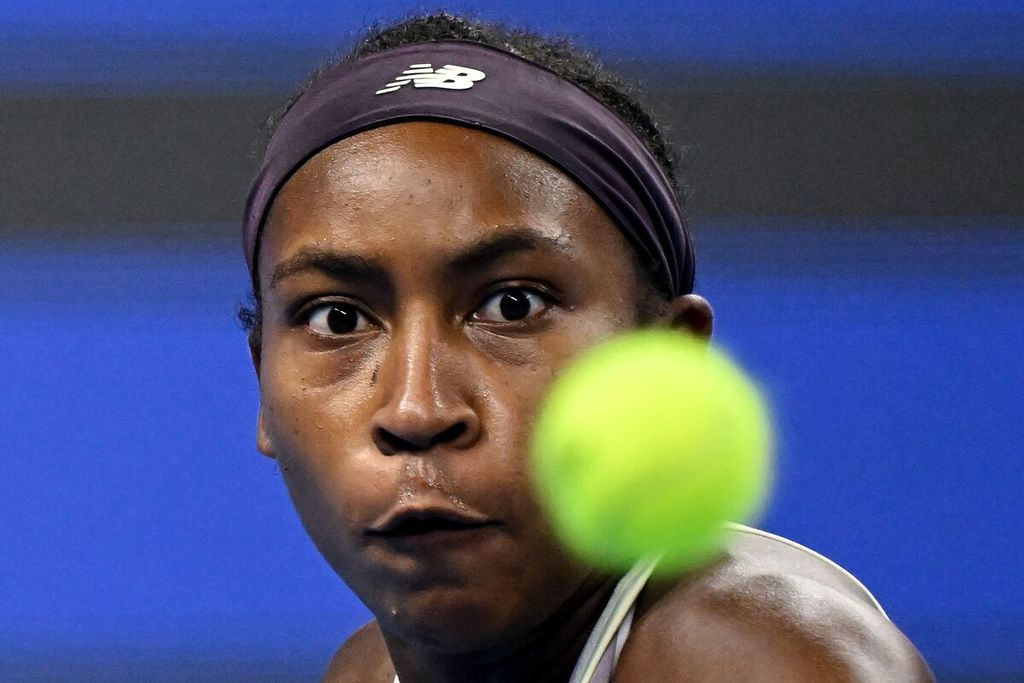 Petenis Amerika Serikat, Cori ”Coco” Gauff, mengembalikan bola ke petenis Ceko, Karolina Muchova, pada laga final WTA 1000 Beijing di China National Tennis Centre, Minggu (6/10/2024). Gauff menang dengan skor 6-1, 6-3.