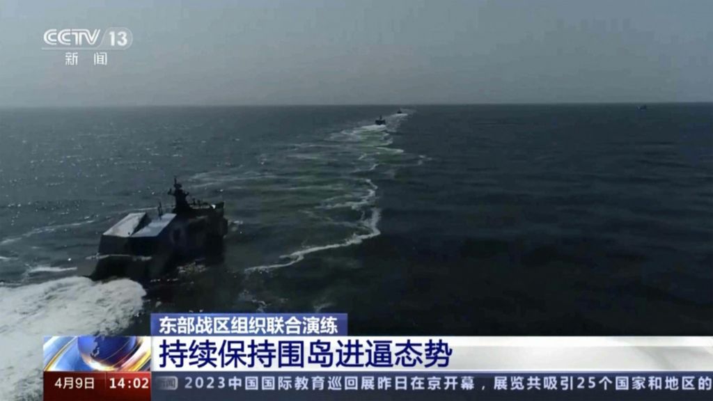 Rekaman stasiun televisi Pemerintah China, CCTV, 9 April 2023, menunjukkan kapal Angkatan Laut China melakukan latihan di Selat Taiwan. Total ada 11 kapal militer dan 12 pesawat tempur Tentara Pembebasan Rakyat China (PLA) yang mengikuti latihan itu.
