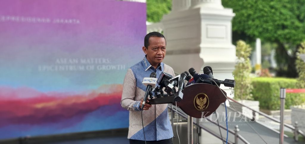 Menteri Investasi Bahlil Lahadalia memberikan keterangan mengenai kebijakan perdagangan karbon di kompleks Istana Kepresidenan, Jakarta, Rabu (3/5/2023).