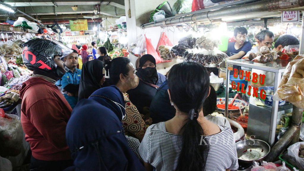 Pembeli memadati kios yang menjual bumbu giling di Pasar Masyestik, Kebayoran Baru, Jakarta Selatan, Sabtu (15/4/2023). Warga mulai membeli bumbu giling untuk memasak rendang yang menjadi salah satu hidangan di saat Lebaran.