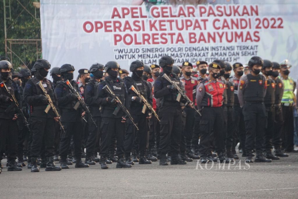Ratusan personel disiagakan dalam pengamanan mudik Lebaran 2022. Apel gelar pasukan digelar di GOR Satria, Purwokerto, Banyumas, Jawa Tengah, Jumat (22/4/2022).