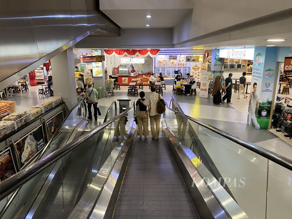 Suasana mal Poins Square di Lebak Bulus, Jakarta Selatan, Selasa (7/8) yang terhubung dengan Stasiun MRT Lebak Bulus. Sejak akhir Desember 2022, Simpang Temu Lebak Bulus yang menghubungkan mal dengan Stasiun MRT Lebak Bulus semakin memanjakan warga untuk berbelanja dan berburu kuliner. KOMPAS/AGUS SUSANTO (AGS) 7-8-2024 Untuk Serial/Urban Kompas Minggu