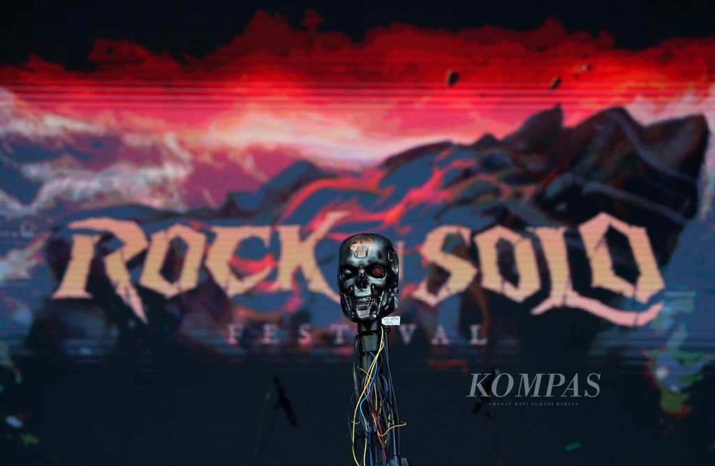 Rock in Solo menjadi salah satu acara musik yang selalu ditunggu pencintanya, Minggu (10/12/2023), di Benteng Vastenburg, Surakarta, Jawa Tengah. Sejumlah band dari sejumlah kota dan luar negeri memeriahkan salah satu festival musik rock dan metal terbesar yang diselenggarakan setiap tahun.