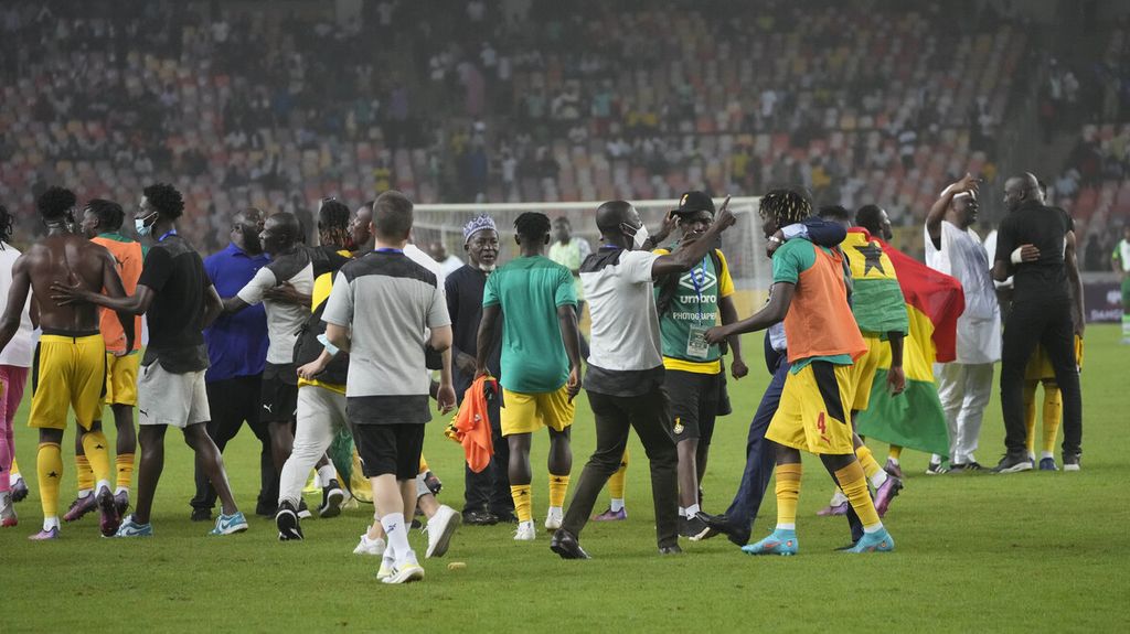 Para pemain Ghana melakukan selebrasi seusai pertandingan babak ketiga <i>leg </i>kedua kualifikasi Piala Dunia 2022 antara Nigeria dan Ghana di Stadion Nasional Abuja, Nigeria, Rabu (30/3/2022) dini hari WIB. Ghana lolos ke Piala Dunia 2022 setelah unggul agregat gol tandang dengan Nigeria. 