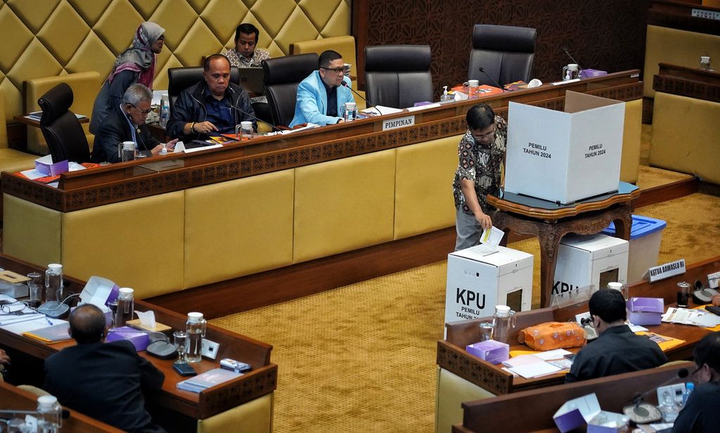 Komisioner Komisi Pemilihan Umum Idham Holik melakukan simulasi pencoblosan Pemilu saat Rapat Dengar Pendapat (RDP) antara Komisi II DPR dengan KPU di Ruang Sidang Komisi II DPR RI, Jakarta, Senin (29/5/2023). 