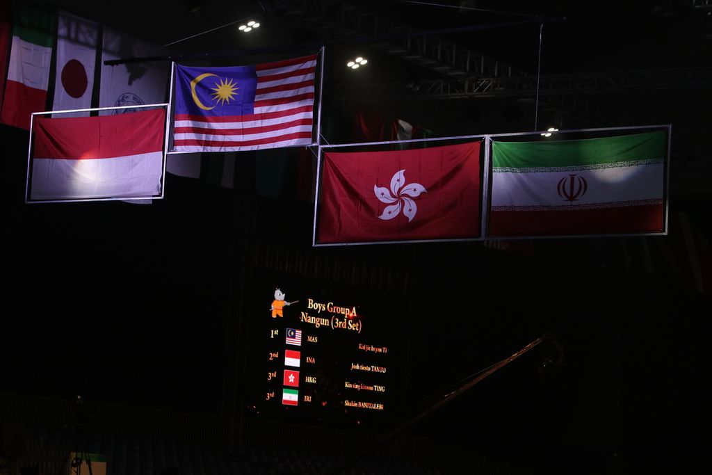 Pengibaran bendera negara yang berhasil meraih medali pada kategori taolu nomor nangun dalam Kejuaraan Dunia Wushu Yunior 2022 di Indonesia Convention Exhibition BSD, Kabupaten Tangerang, Banten, Kamis (8/12/2022).