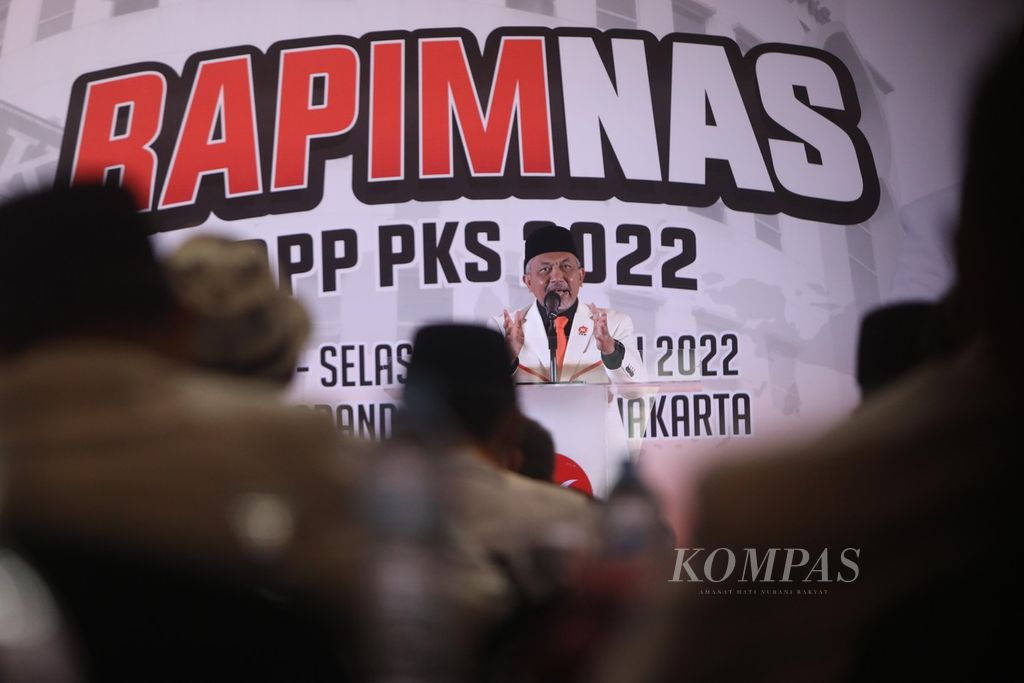 Presiden Partai Keadilan Sejahtera (PKS) Ahmad Syaikhu menyampaikan pidato pada pembukaan Rapimnas PKS di Jakarta, Senin (20/6/2022). 