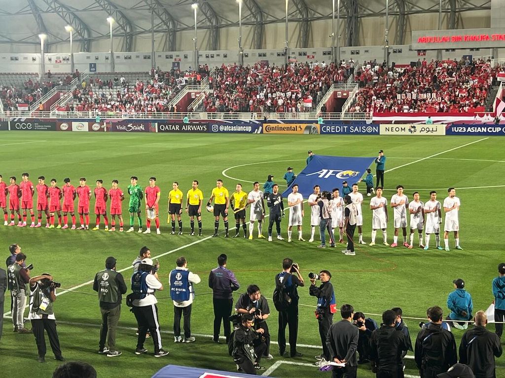 South Korean (left) and Indonesian players preparing before the quarterfinals match of the 2024 Asia U-23 Cup at Abdullah bin Khalifa Stadium, Doha, Qatar, early Friday morning (26/4/2024) WIB. Indonesia advanced to the semifinals after defeating South Korea through a penalty shootout.