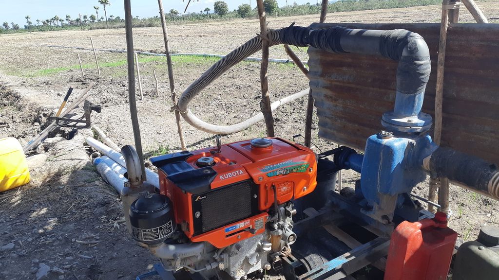 Mesin penyedot air di areal pertanian Desa Manusak, Kecamatan Kupang Timur, Kabupaten Kupang, NTT. Pada Kamis (8/7/2021), sebagian petani sedang menyiapkan lahan dan sebagian lagi sudah menanam. Air yang digunakan itu berasal dari Bendungan Raknamo.