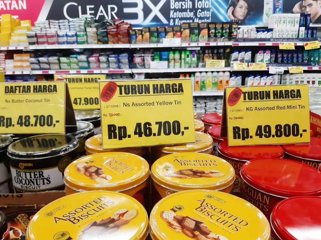 Sejumlah produk makanan dengan potongan harga di Harmony Swalayan di kawasan Pondok Aren, Tangerang Selatan, Senin (20/3/2023).