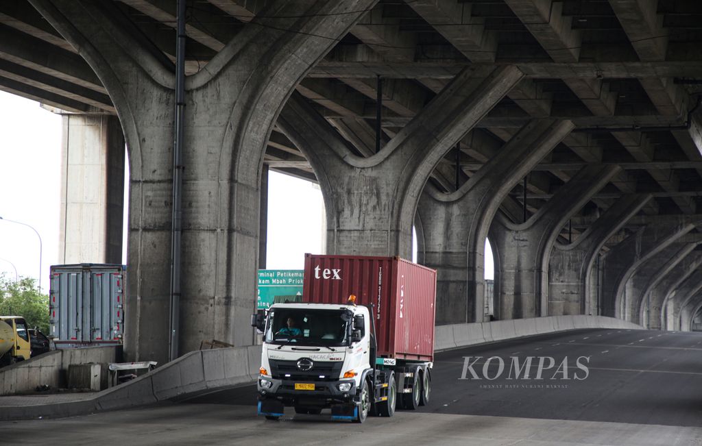 Truk kontainer melaju di Jalan Japea, Koja, Jakarta Utara, Selasa (7/2/2023). 