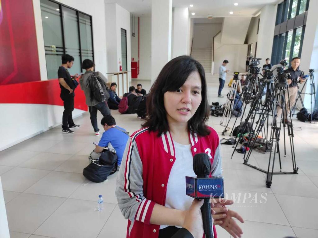 Ratu Tisha, mantan Sekretaris Jenderal PSSI, melakukan wawancara kepada media seusai mendaftarkan diri sebagai bakal calon Wakil Ketua Umum PSSI 2023-2027 di Jakarta, Minggu (15/1/2023). Tisha bertekad membenahi sepak bola nasional.