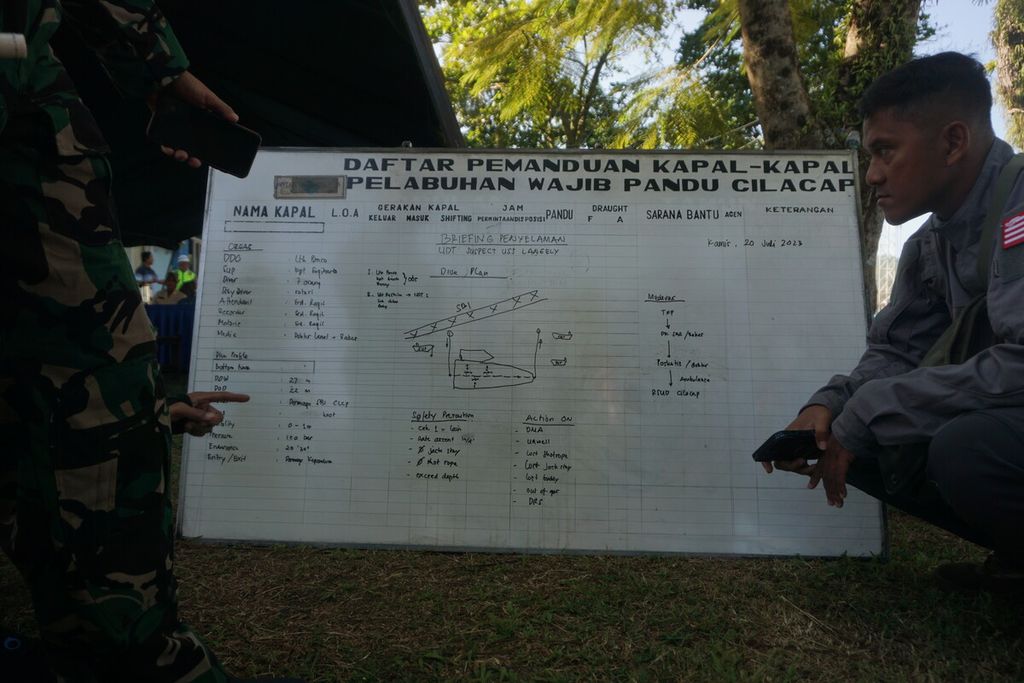 Jajaran Pangkalan TNI Angkatan Laut Cilacap bersama Kopaska membahas rencana penyelaman untuk mencari adanya amunisi serta memastikan tidak adanya senjata berbahaya di dasar perairan Nusakambangan, Cilacap, Jawa Tengah, Kamis (20/7/2023).