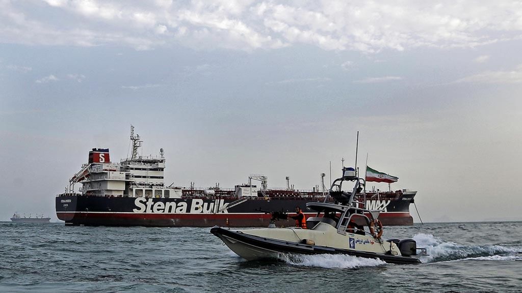 Perahu motor anggota Garda Revolusi Iran berpatroli di sekitar tanker berbendera Inggris, Stena Impero, saat tanker itu bersauh di Pelabuhan Bandar Abbas, Iran, dalam foto yang diambil Minggu (21/7/2019). Iran memperingatkan, nasib tanker berawak 23 orang yang ditahan di Selat Hormuz pada Jumat lalu itu tergantung dari hasil investigasi. Adapun Inggris menegaskan, pihaknya tengah mempertimbangkan beberapa opsi respons terhadap Teheran.