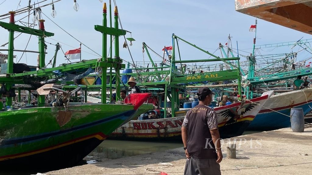 Situasi pelabuhan yang dikelola Koperasi Unit Desa Misaya Mina di Desa Eretan Wetan, Kecamatan Kandanghaur, Indramayu, Jawa Barat, Selasa (14/11/2023).