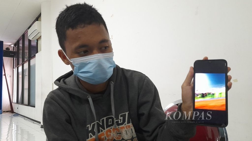 MDS (19), sukarelawan bagian medis yang mengalami trauma akibat Tragedi Kanjuruhan, tengah menunjukkan video saat dirinya bertugas di Stadion Kanjuruhan, 1 Oktober lalu. Minggu (9/10/2022), yang bersangkutan menjalani konseling di Posko Trauma Support Mobility Universitas Muhammadiyah Malang.