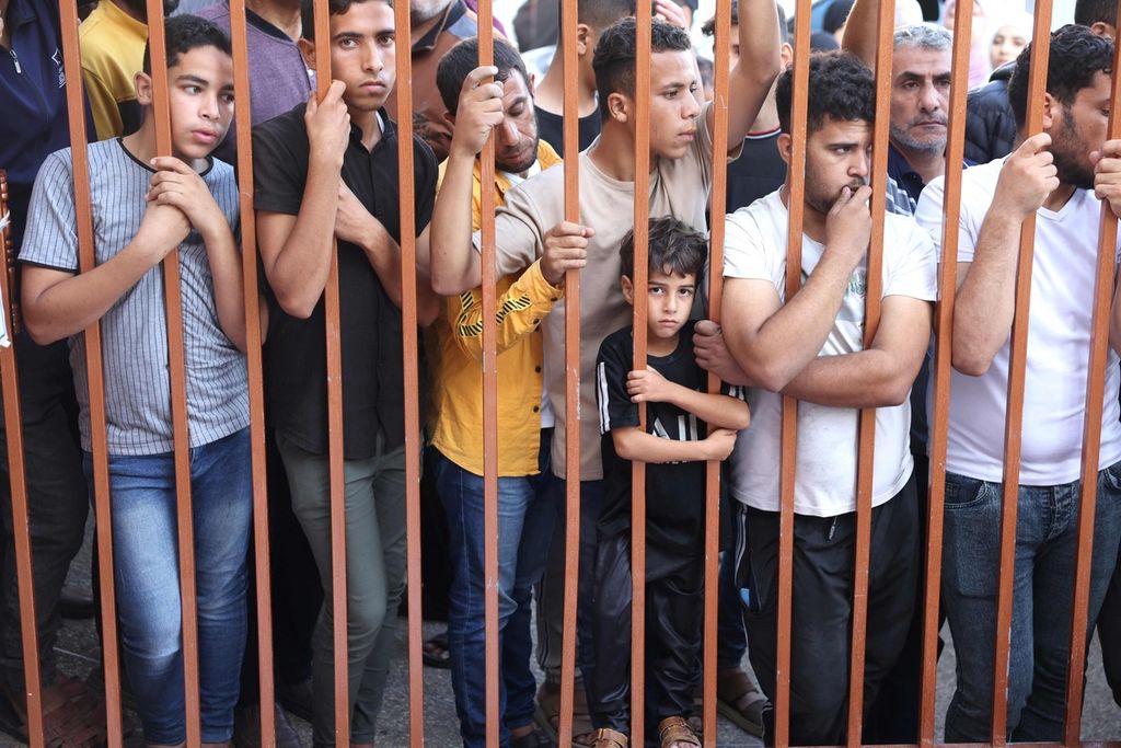 Warga Palestina menunggu jenazah keluarga mereka yang terbunuh dalam serangan Israel ke wilayah Khan Younis. Mereka terlihat menunggu di luar Rumah Sakit Nasser, Kamis (26/10/2023).  