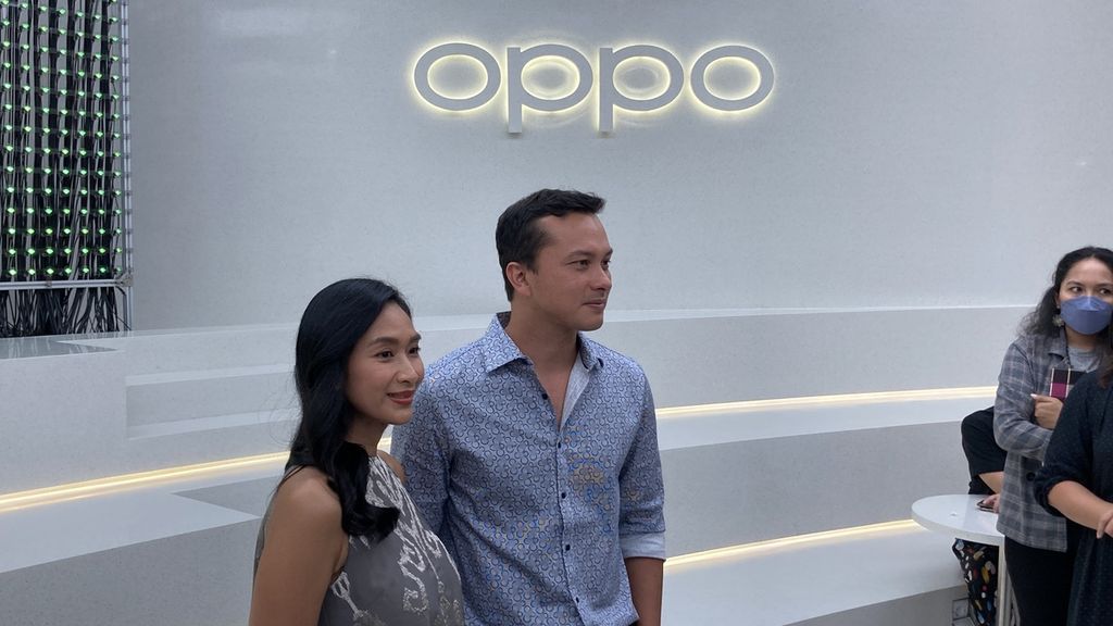Aktris dan pendiri Titimangsa Foundation, Happy Salma (kiri), dan aktor Nicholas Saputra di Jakarta, Kamis (25/8/2022).