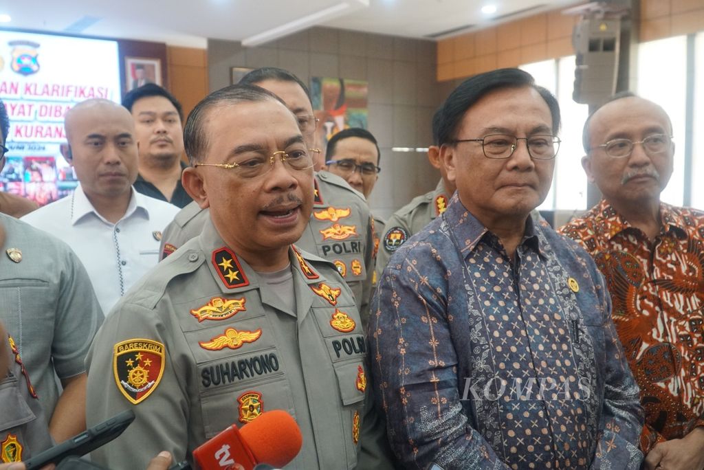 Kepala Polda Sumatera Barat Inspektur Jenderal Suharyono didampingi Ketua Harian Kompolnas Benny Jozua Mamoto (dua dari kanan) memberikan keterangan pers di Markas Polda Sumbar, Kota Padang, Kamis (27/6/2024).