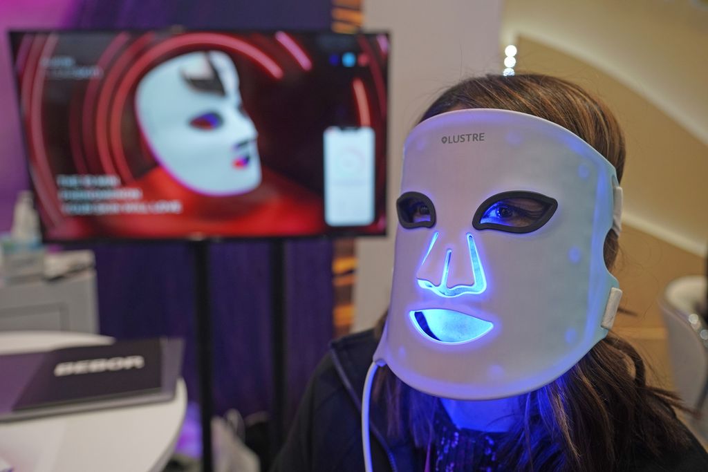Salah satu masker elektronik di pameran produk kecantikan, di Las Vegas, Amerika Serikat, 6 Januari 2023. 