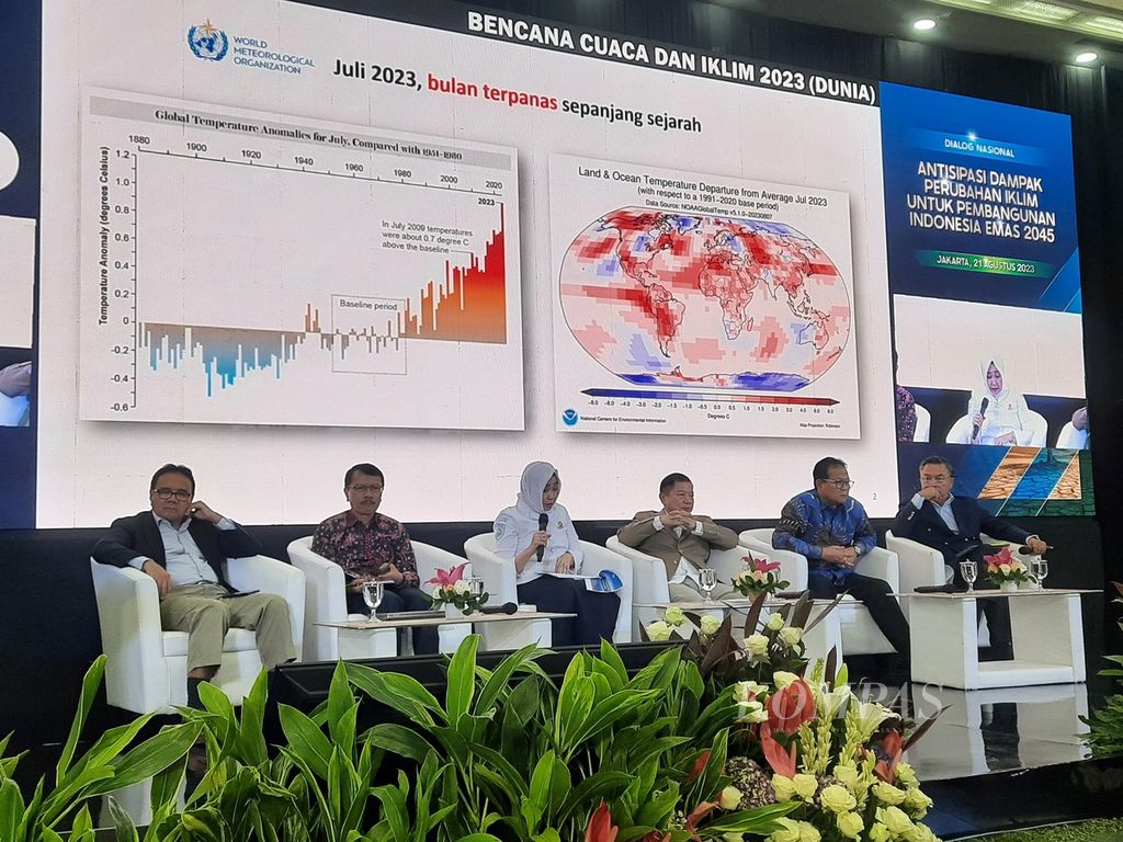 Kepala Badan Meteorologi, Klimatologi, dan Geofisika (BMKG) Dwikorita Karnawati menjelaskan mengenai perubahan suhu yang terjadi dalam beberapa tahun terakhir dalam seminar bertajuk Antisipasi Dampak Perubahan Iklim untuk Pembangunan Indonesia Emas 2045 di Gedung Bappenas, Jakarta, Senin (21/8/2023). Ia mengatakan, Juli 2023 menjadi bulan terpanas sepanjang sejarah. 