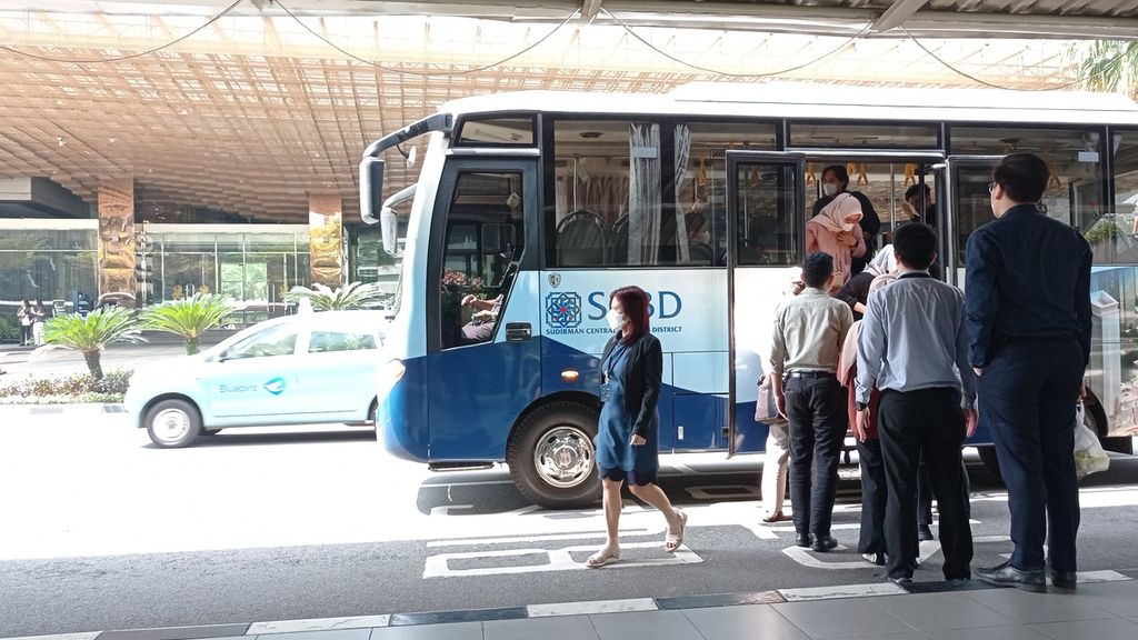 <i>Shuttle bus </i>khusus kawasan Sudirman Central Business District, Kebayoran Baru, Jakarta Selatan, Selasa (20/6/2023). Guna membantu mobilitas orang-orang terdapat 10 halte <i>shuttle bus </i>khusus kawasan dengan waktu tunggu kedatangan bus 10 menit.
