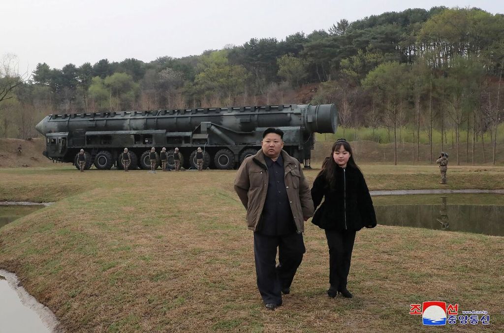 Dalam foto yang diambil pada 13 April 2023 dan dirilis kantor berita Korea Utara, Korean Central News Agency (KCNA), sehari setelahnya, ini Pemimpin Korut Kim Jong Un dan putrinya, diperkirakan bernama Ju Ae, memeriksa rudal balistik antarbenua yang baru, Hwasongpho-18, di lokasi yang tidak diungkapkan di Korea Utara. 