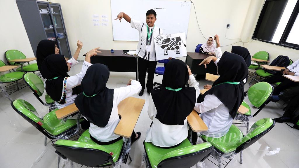 A student of the Teacher Professional Education (PPG) graduate program at the UMJ’s Cirendeu campus in South Tangerang, Banten, leads his peers in a classroom simulation on Friday (27/4) in the Outlying, Frontier and Underdeveloped Regions course. 