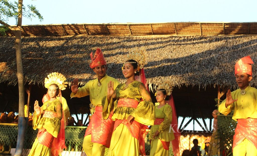 Tari persembahan khas Melayu ditampilkan dalam pembukaan Festival Selayar Denai 2023 di Desa Denai Lama, Kecamatan Pantai Labu, Kabupaten Deli Serdang, Sumatera Utara, Rabu (15/11/2023).