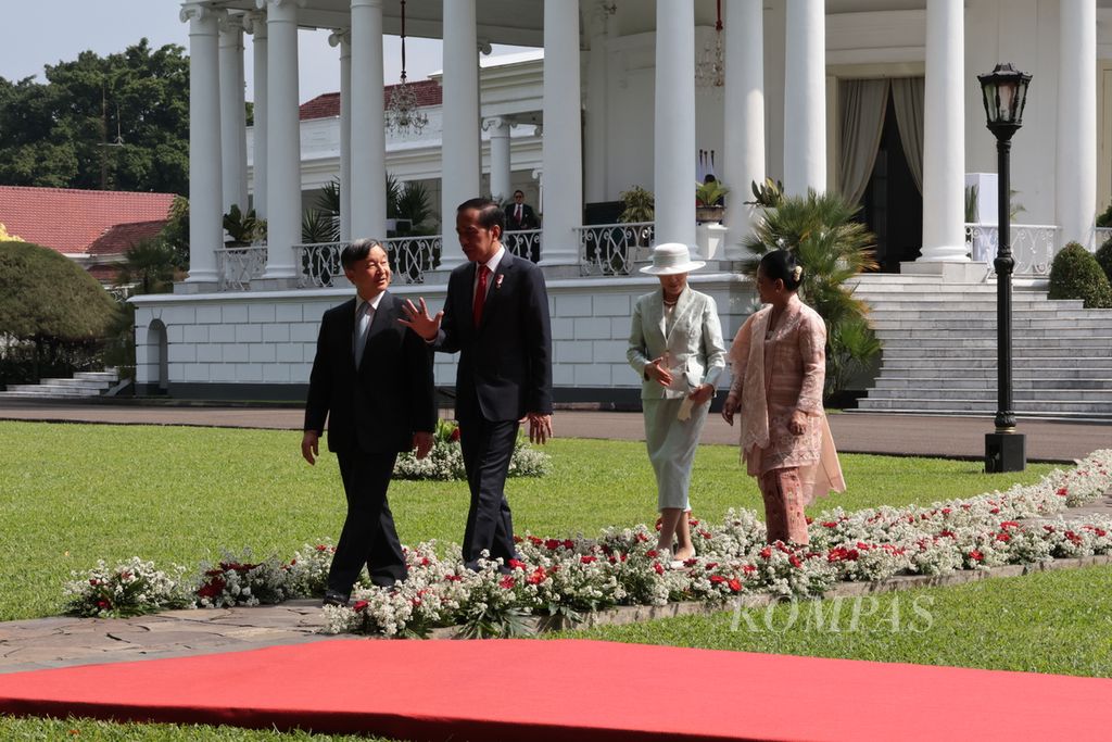 Presiden Joko Widodo bersama Nyonya Iriana berjalan beriringan bersama Kaisar Jepang Naruhito dan Permaisuri Masako. Dalam kunjungan kenegaraan Kaisar Jepang ini, Senin (19/6/2023), kedua kepala negara dan pasangan masing-masing menanam pohon gaharu (<i>Aquillaria beccariana</i>) bersama-sama.