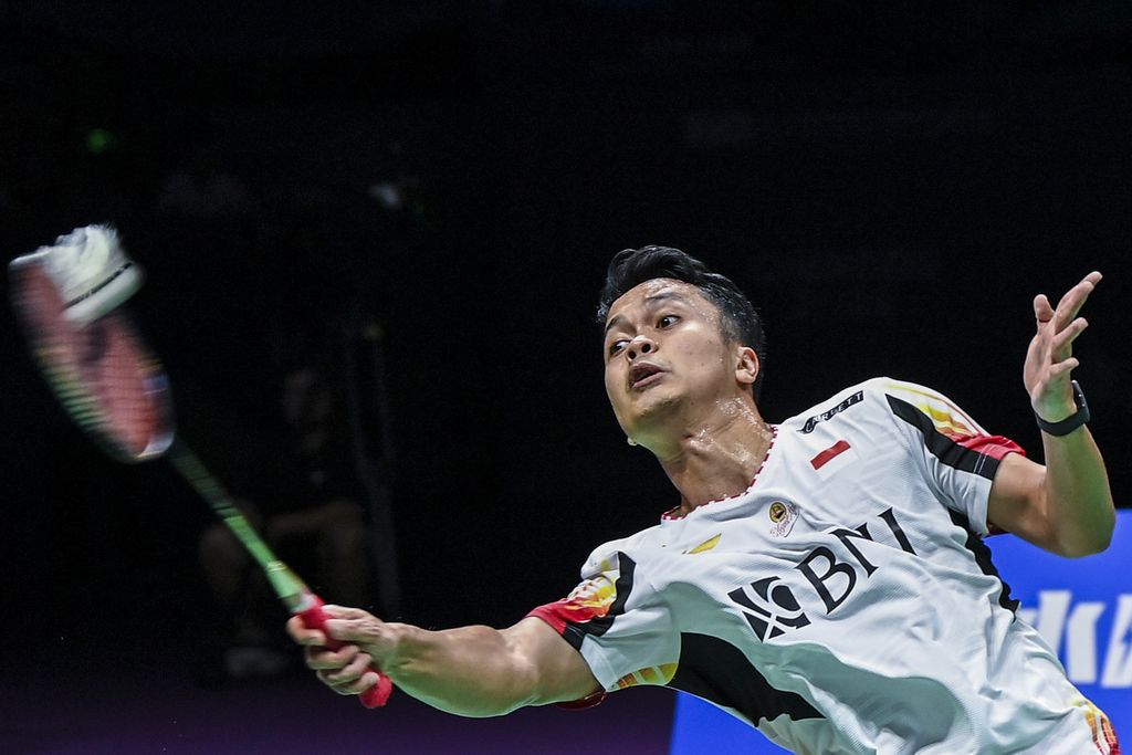 Indonesian men's badminton player, Anthony Sinisuka Ginting, returned the shuttlecock towards Chinese badminton player, Shi Yu Qi, in the final match of the 2024 Thomas Cup in Chengdu, China on Sunday (5/5/2024). Ginting lost 17-21, 6-21.
