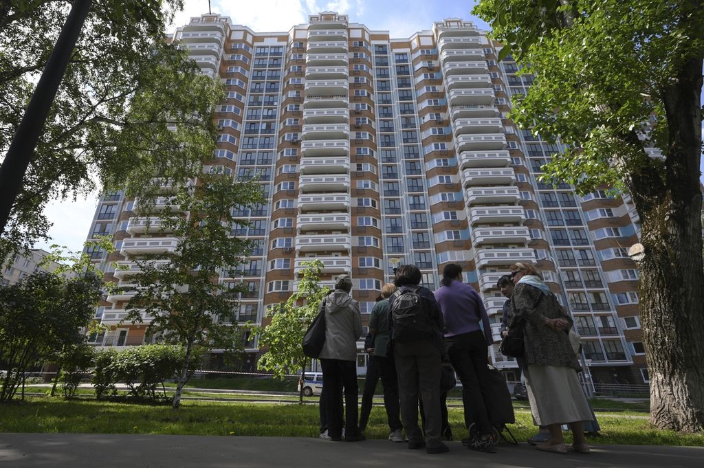 Residents watch as an apartment building becomes the target of a drone attack in Moscow, Russia, on Tuesday (30/5/2023). Moscow accuses Ukraine of being behind the attack. Kyiv denies the accusation.