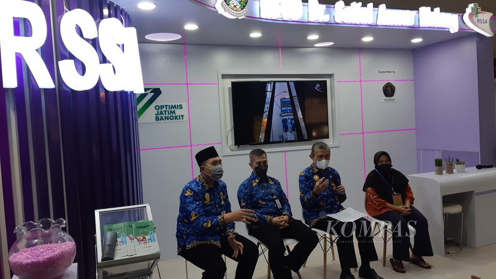 Direktur RSSA Malang Kohar Hari Santoso (kedua dari kanan) dan jajaran pejabat RSSA Malang serta seorang keluarga korban Tragedi Kanjuruhan, Senin (17/10/2022), memberikan keterangan pers terkait update kondisi korban.
