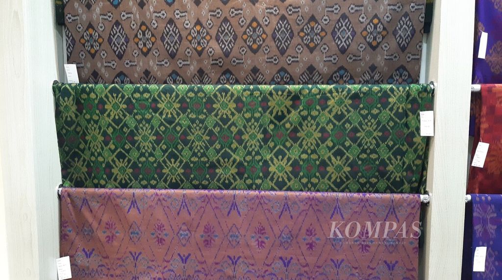 Koleksi kain tenun endek produk IKM Bali yang dipajang dalam pameran IKM Bali Bangkit Tahap I-2022 di Taman Werdhi Budaya Bali, Kota Denpasar, ketika didokumentasikan pada Rabu (9/2/2022).
