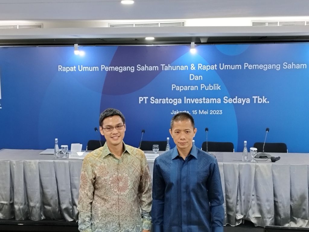 Direktur Investasi PT Saratoga Investama Sedaya Tbk Devin Wirawan (kiri) dan Hubungan Investor PT Saratoga Investama Sedaya Tbk Ryan Sual (kiri) dalam acara Paparan Publik Tahunan Saratoga, di Jakarta, Senin (15/5/2023).