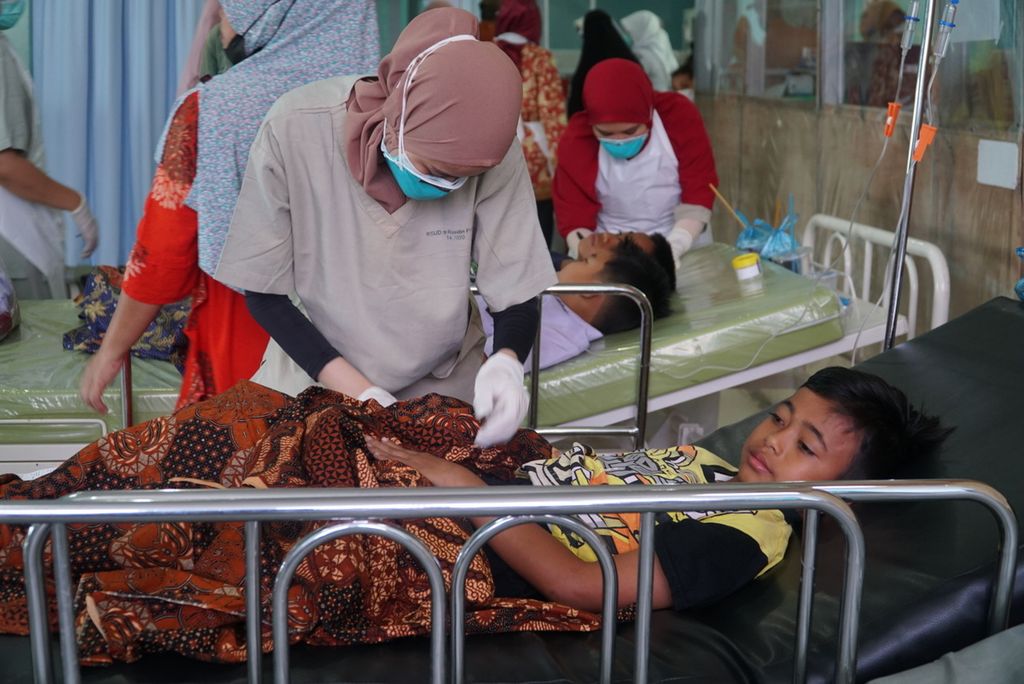 Petugas kesehatan melakukan perawatan terhadap siswa SD 29 Gunung Sarik yang mengalami keracunan jajanan bakso bakar di Instalasi Gawat Darurat RSUD dr Rasidin Padang, Sumatera Barat, Selasa (11/1/2022). 