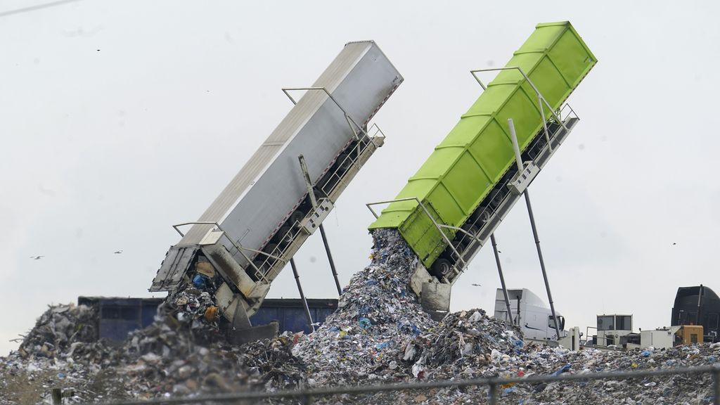 Sampah dimasukkan ke tempat pembuangan sampah di Lenox Township, Michigan, AS, 28 Juli 2022. Laporan terbaru PBB memperkirakan 19 persen makanan yang diproduksi di seluruh dunia terbuang percuma pada 2022.