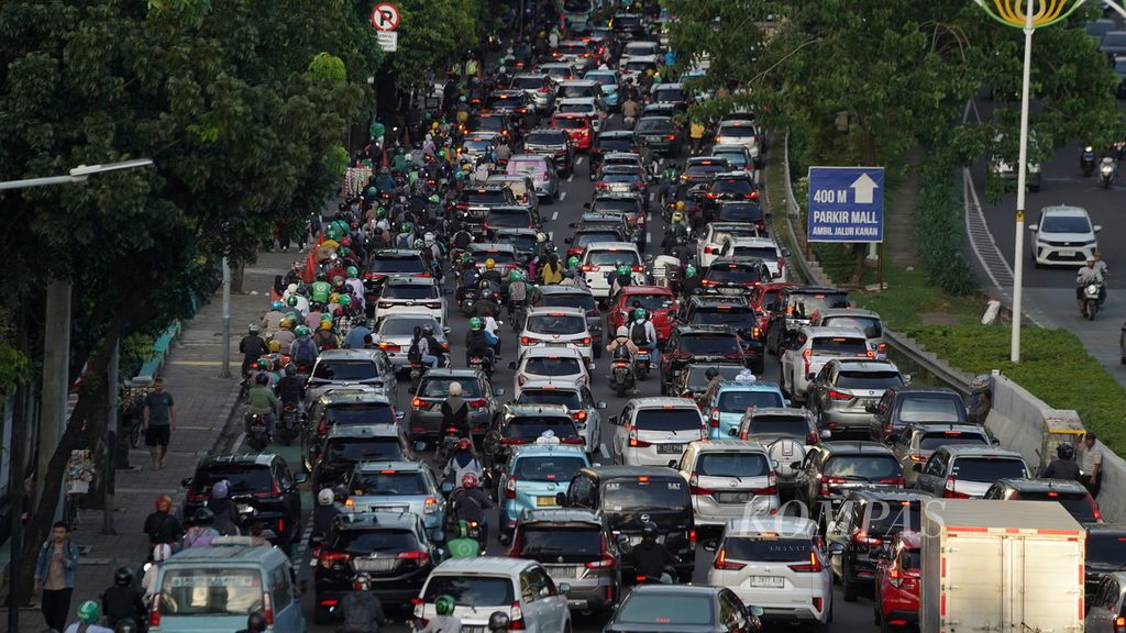 Kemacetan lalu lintas di Jalan Casablanca, Jakarta Selatan, Selasa (11/4/2023). 
