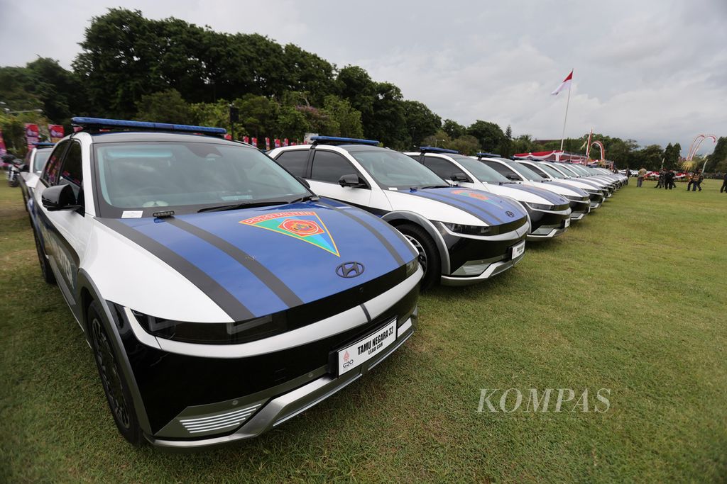 Sejumlah mobil bertenaga listrik diparkir saat Apel Gelar Pasukan Pengamanan VVIP pada Presidensi G20 di lapangan Niti Mandala, Renon, Denpasar, Bali, Senin (7/11/2022). Mobil bertenaga listrik yang akan digunakan untuk pengawalan delegasi ada KTT G20 mendatang sebanyak 252 unit. Pengamanan penyelenggaraan puncak KTT G20 akan dilaksanakan oleh 18.030 personel, 14.351 di antaranya berasal dari TNI.